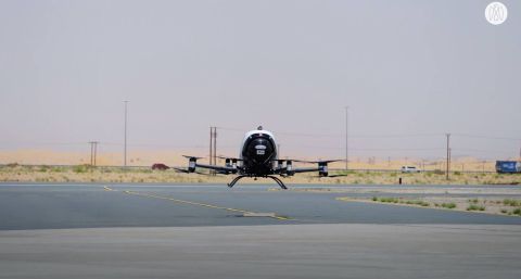 بالفيديو.. لأول مرة في الشرق الأوسط طائرة بدون طيار مع راكب.. من أبو ظبي
