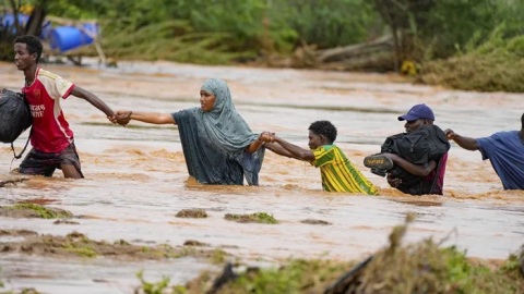 ارتفاع حصيلة فيضانات كينيا إلى نحو 170 قتيلا وفقدان العشرات 