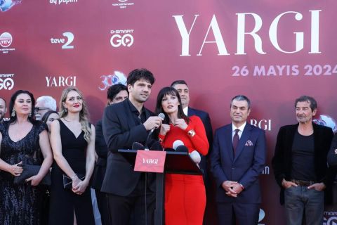 بينار دينيز تتألق على المسرح في حفل وداع مسلسل القضاء.. وتودع زملائها بالدموع