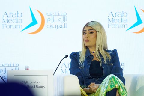 مساعد غادة عبدالرازق حديث الجمهور بوسامته.. والأخيرة تتعرض للتنمر 