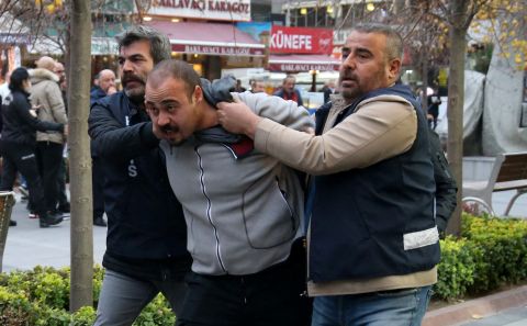 Video: Man killed with a hammer to the head in Turkey amid a financial altercation