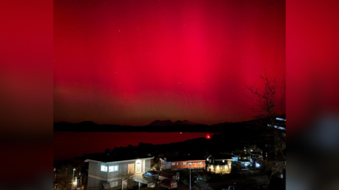 Video: airplane breaks through geometric solar storm