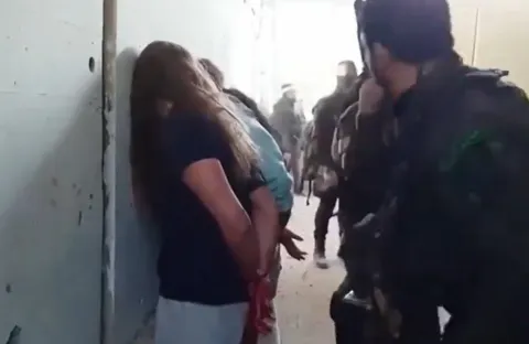 فيديو أسر مجندات اسرائيليات من قبل حماس يثير ضجة كبيرة