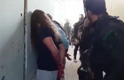فيديو أسر مجندات اسرائيليات من قبل حماس يثير ضجة كبيرة