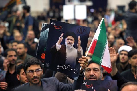 فيديو مروع يثير الجدل حول جثة الرئيس الإيراني