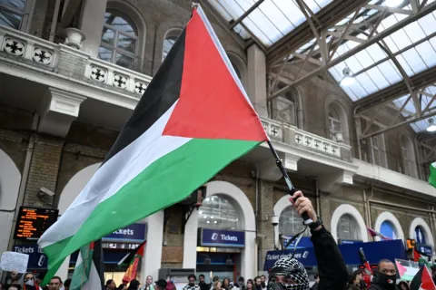 المكسيك: مواجهات عنيفة ومحاولات لاقتحام السفارة الاسرائيلية وإصابة 6 رجال أمن (فيديو)