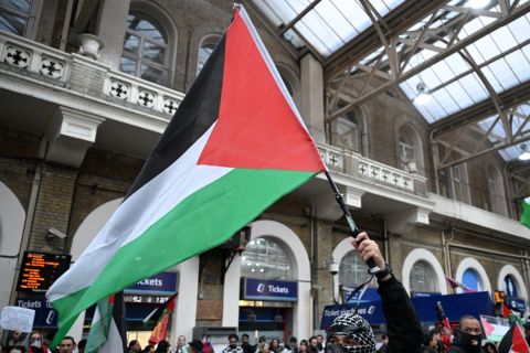 المكسيك: مواجهات عنيفة ومحاولات لاقتحام السفارة الاسرائيلية وإصابة 6 رجال أمن (فيديو)