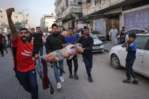 الجيش الإسرائيلي يبدأ بإجلاء المدنيين من رفح.. عدد كبير من الفلسطينيين تحت أنقاض منازلهم إثر القصف