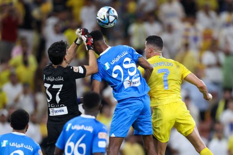 بونو يقهر رونالدو والنصر ويقود الهلال للقب كأس خادم الحرمين