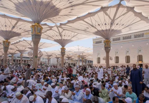 آلاف الحجاج يؤدون الجمعة الأخيرة قبل 