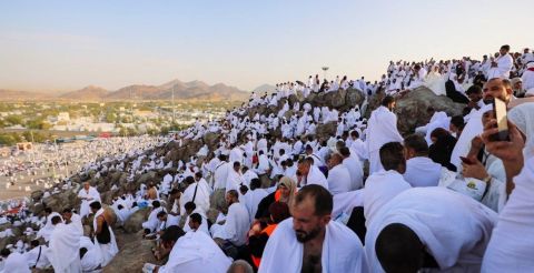 فيديو ..حجاج بيت الله ينفرون من عرفات إلى مشعر مزدلقة 