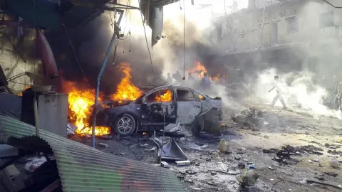 فيديو ... لحظة انفجار سيارة مفخخة بدير الزور شرق سوريا