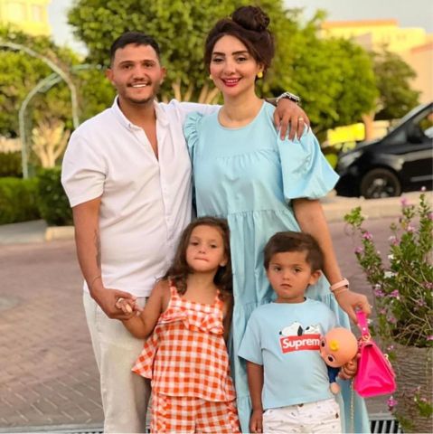 رامي الجابر يعد الجمهور بكشف أسباب انفصاله عن شذى الأدهمي.. وابنتهما تظهر على كرسي متحرك