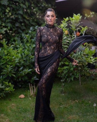 هاندا أرتشيل تتألق بفستان اسود في Elle Style Awards.. وأنقذت نفسها من موقف محرج