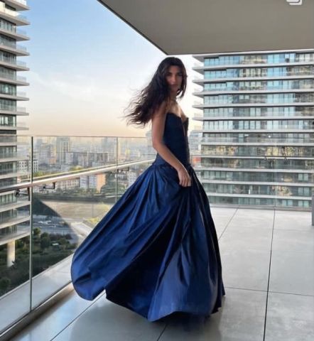 توبا بويوكستون بإطلالة غير موفّقة في Elle Style Awards.. شعر منكوش وفستان طفلة