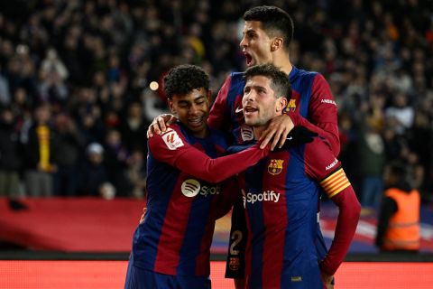 نجم برشلونة يستشيط غضبًا وينقلب على إدارة النادي