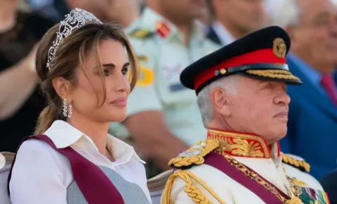 الملكة رانيا بفستان من إيلي صعب في قصر الأليزيه في باريس اليوم