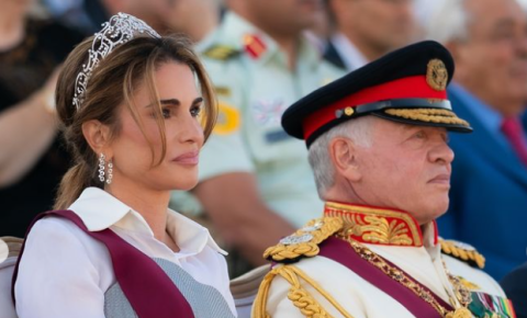 حقيبة الملكة رانيا وطلتها الحيوية حديث الجمهور 
