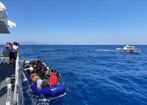 تركيا: إنقاذ 18 مهاجرا على متن قارب شمال غرب البلاد 