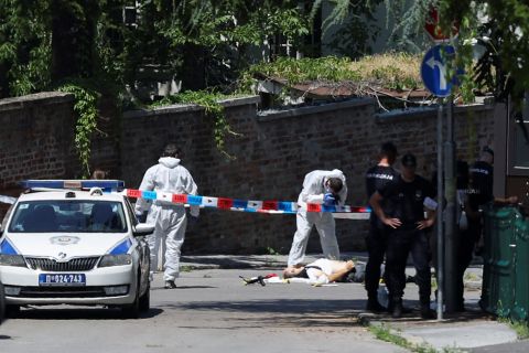فيديو وصورة.. قتيل ومصاب في هجوم على السفارة الاسرائيلية بصربيا