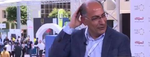 بالفيديو: لوحة تسقط على رأس وزير أردني على الهواء مباشرة