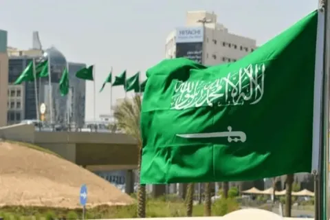 الخارجية السعودية تعلن شروط عمل تفويض على تأشيرة عمل في المملكة