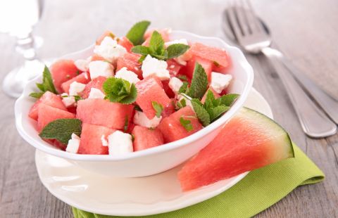 سلطة البطيخ مع جبنة الحلوم والنعناع