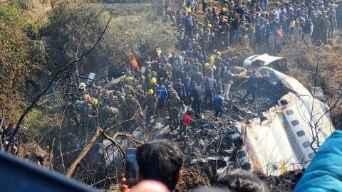 بالفيديو ... لحظة تحطم طائرة في نيبال ومصرع ركابها 18 