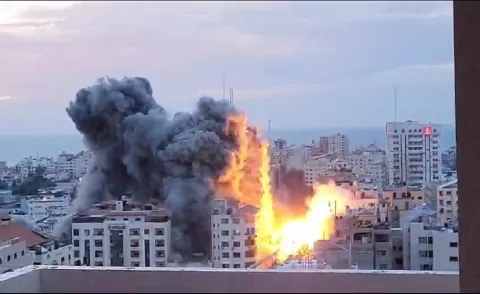 غارة إسرائيلية تستهدف قياديا بحزب الله في بيروت الجنوبية