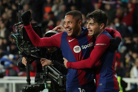الهلال السعودي يقدم عرضًا خياليًا لضم منبوذ برشلونة فيتور روكي