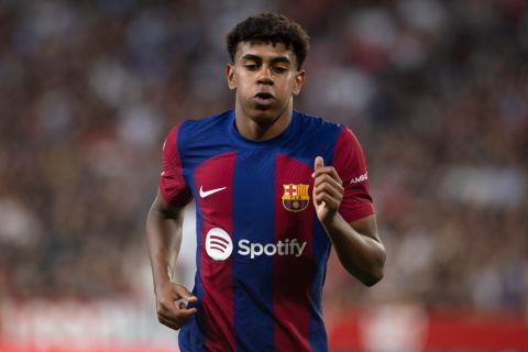 رقم قميص جديد للنجم لامين يامال مع برشلونة