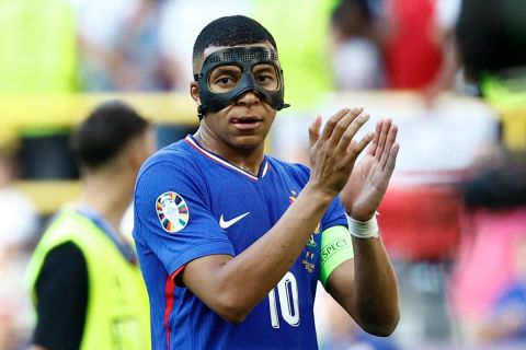 نجم فرنسا كيليان مبابي يشتكي من القناع