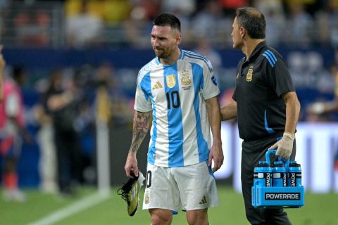 اغرورقت عيناه بالدموع..كاحل ميسي المتورم يتصدر المشهد في نهائي كوبا أمريكا 2024