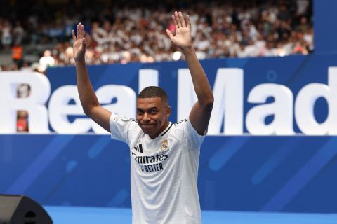 أول صورة للنجم كيليان مبابي بقميص ريال مدريد
