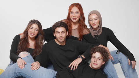 سوزان نجم الدين تنشر صورة عائلية.. ووسامة ابنها الأكبر حديث السوشال ميديا