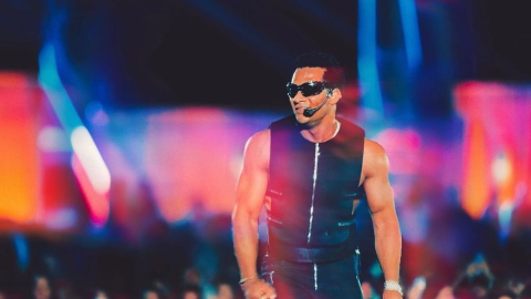 محمد رمضان يحتفل بتصدر (كبير بلد) المرتبة الأولى على أنغامي