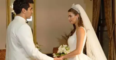 Afra Saraçoğlu sparks new marriage rumors with sparkling ring