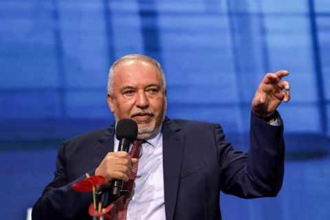 ليبرمان: على رئيس الموساد الانشغال بإيران