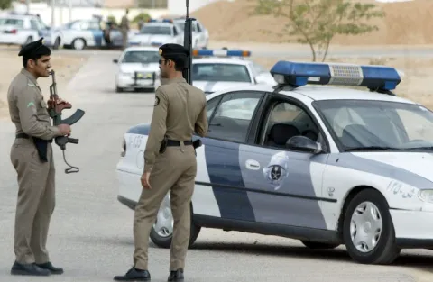 بالفيديو: مقيم في الرياض يعذب شقيقه وطليقته وابنته جلدا