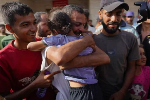 بعد الإفراج عنه.. مدير مجمع الشفاء يروي تفاصيل مؤلمة (فيديو)