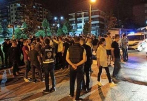 فيديو مروع: أتراك يهاجمون محلات السوريين وفرار العائلات إلى المساجد
