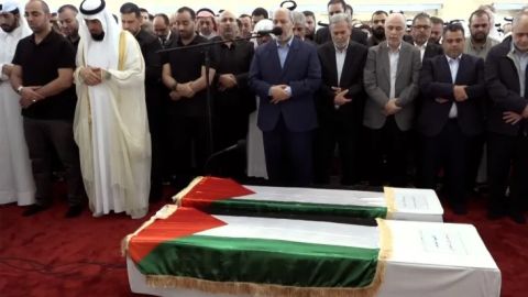 آلاف المصلين يشيعون هنية في الدوحة (صور وفيديو)