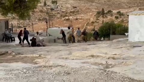 إصابة سيدتان بهجوم لمستعمرين مسلحين في الضفة الغربية (فيديو)