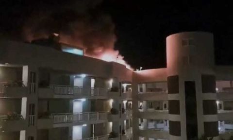 بالفيديو ... تحطم مروحية على سطح فندق باستراليا 