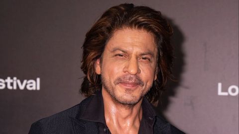 شاروخان يصدم الجمهور بتصرفه العنيف رجل كبير بالسن.. فيديو