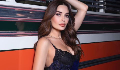 سيرين عبد النور تضج أنوثة بإطلالتها في عرض إيلي صعب في موسم الرياض 