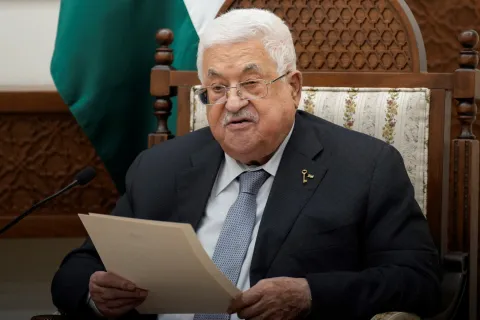 Mahmoud Abbas arrives in Saudi Arabia to meet with Crown Prince
