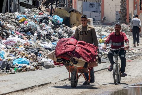 Gaza surrounded by 100 tons of trash 