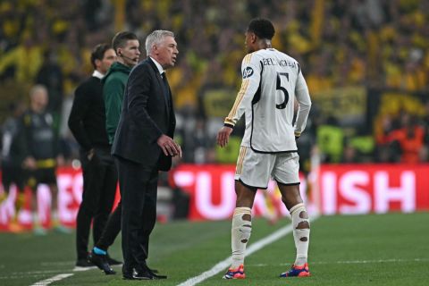أنشيلوتي ينبه نجم ريال مدريد: لا تنسَ الرد على هاتفك!