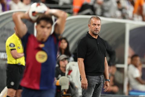 فليك ينتقد لاعبي برشلونة رغم الانتصار في الكلاسيكو ضد ريال مدريد